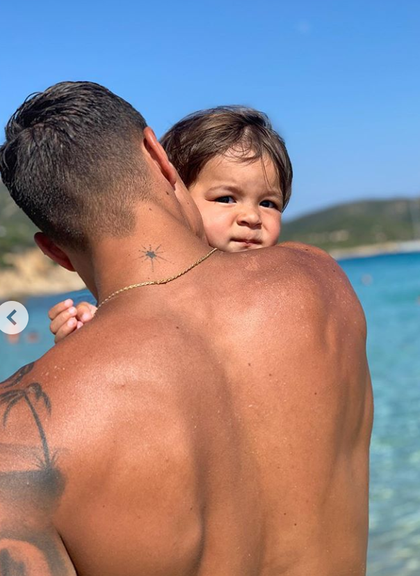 Erik Lamela chilling with his son at the beach 