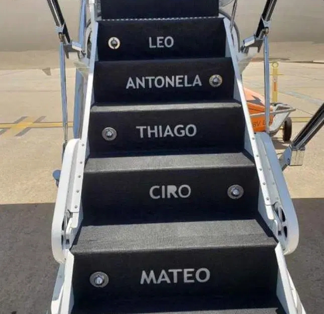 Names of the family members of Lionel Messi on the steps of the private jet. 