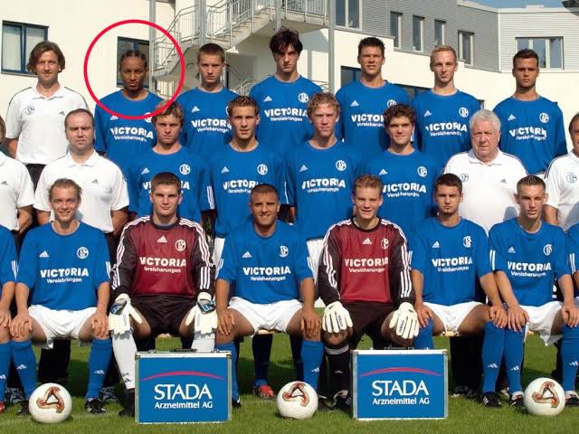 Hiannick Kamba in a group picture of Schalke 04 youth team 
