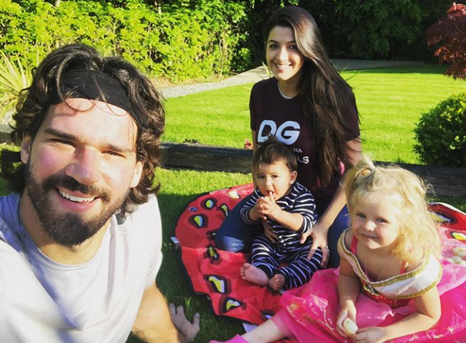 Alisson Becker with his family of four
