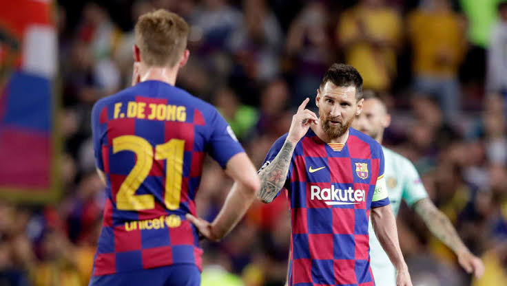 Frenkie de Jong on the field with Lionel Messi 
