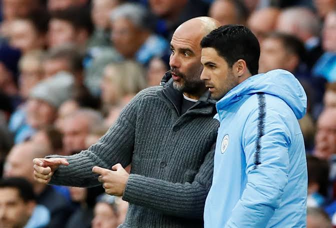 Pep Guardiola showing Mikel Arteta how it is done during his days at City.