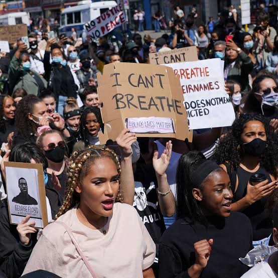 protesters gathered to protest against the murder of George Floyd, displaying his last statement, "I Can't Breathe". 