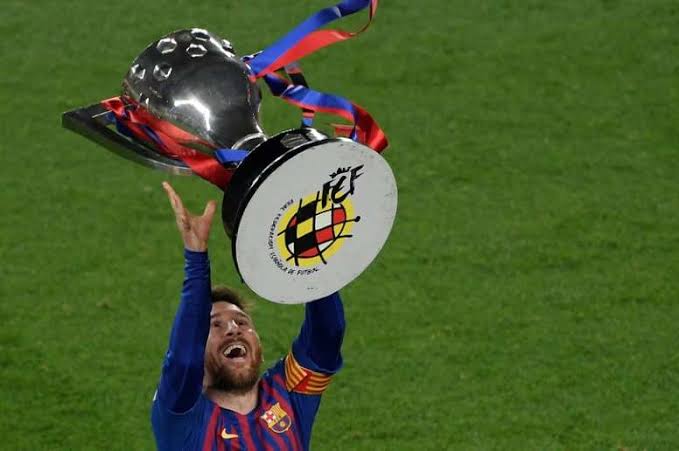Lionel Messi with the La Liga Title 