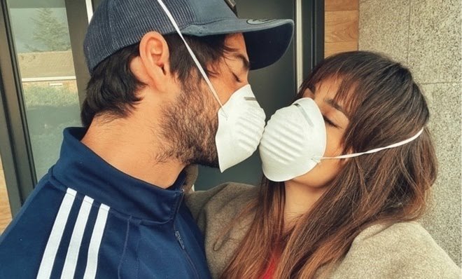 Isco and his current lover Sara Salamo kissing with their facemasks