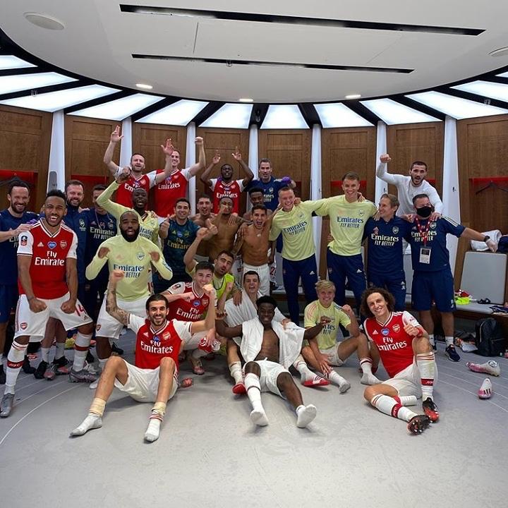 Arsenal players celebrating their semi-final victory over Manchester City, thanks to 2 goals from Pierre-Emerick Aubameyang. 