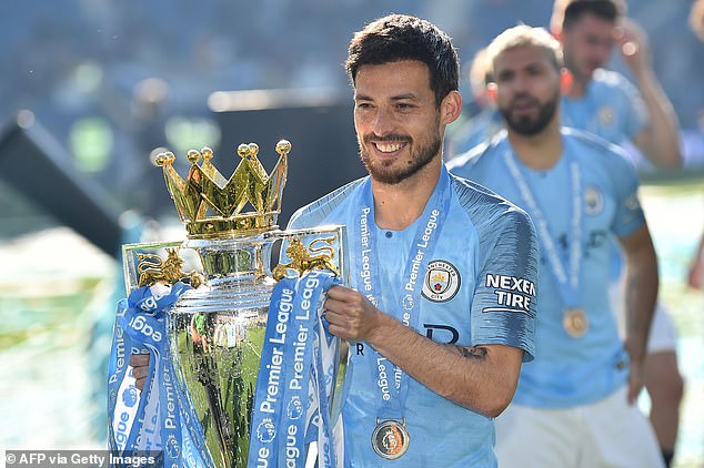silva with the 2019 epl trophy