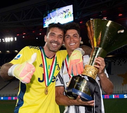 Cristiano Ronaldo and Buffon posing with the Serie A title.