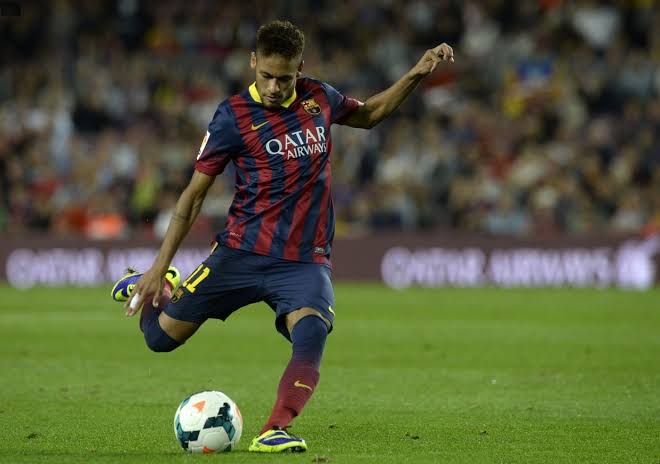 Neymar shooting with his right foot while playing for Barcelona.