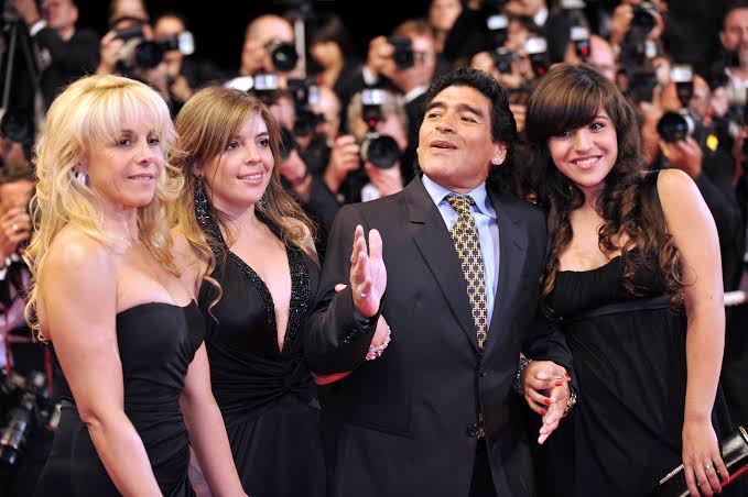 Diego Maradona on the red carpet of an event with some of his daughters. 