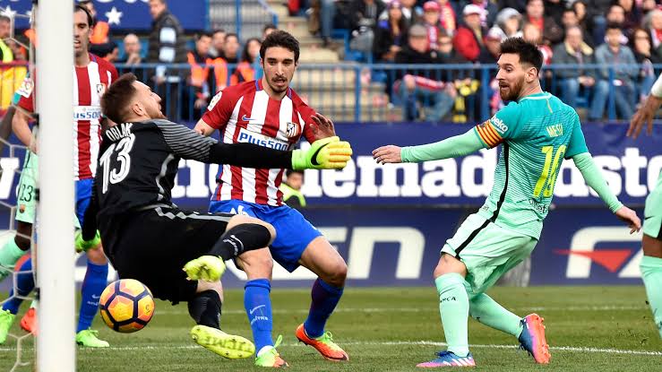 Lionel Messi and Jan Oblak in action.