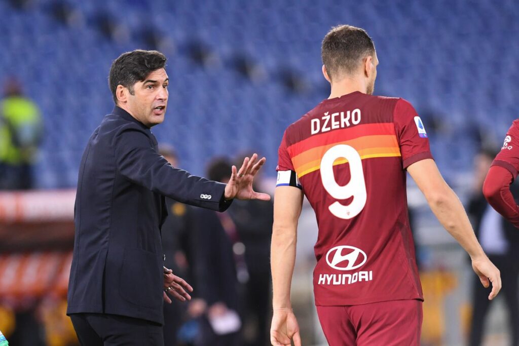 Roma coach Paulo Fonseca and  Edin Dzeko in discord on the pitch. 