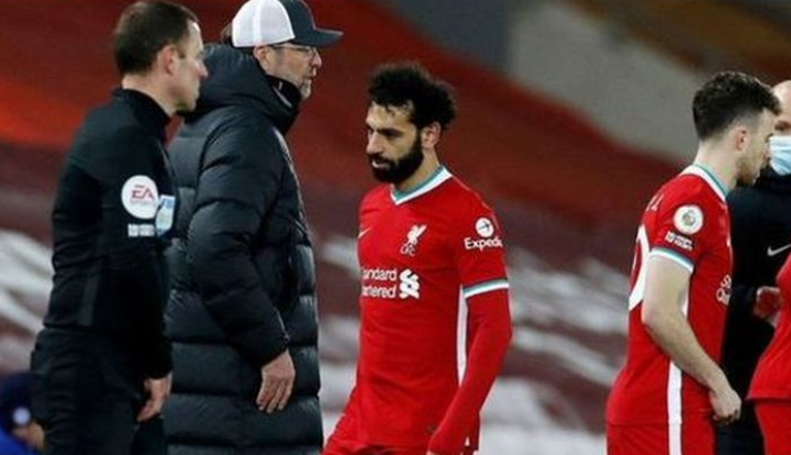 Jurgen Klopp concentrates on the game against Chelsea as Mohamed Salah walked to the bench angrily.
