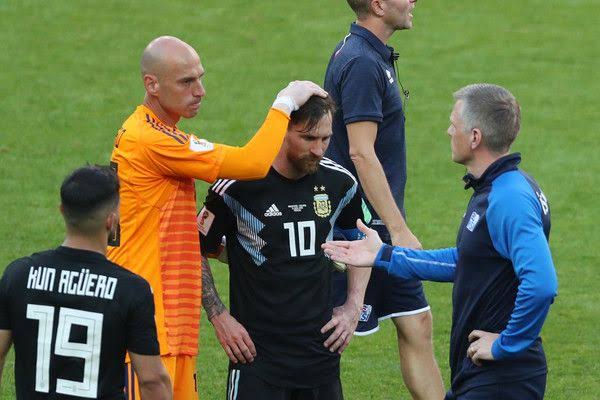 Lionel Messi makes Willy Caballero of Chelsea suffered
