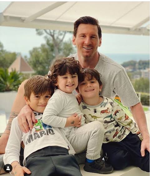Lionel Messi and his three sons. 