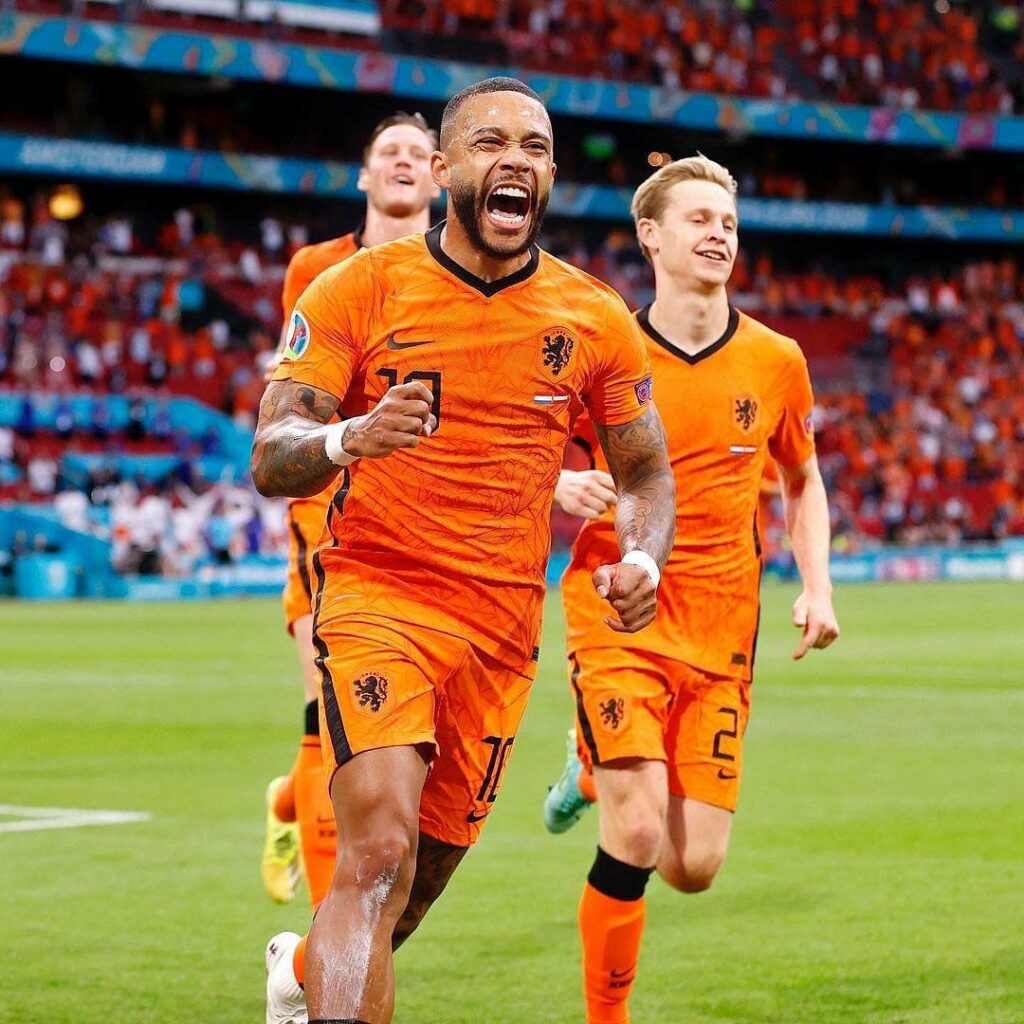 Memphis Depay celebrates with Frenkie de Jong in Euro 2020.