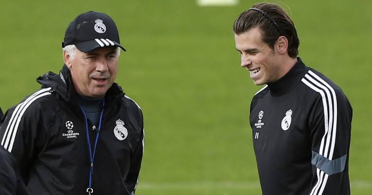 Carlo Ancelotti and Gareth Bale during a training session in Ancelotti's first period at the club.