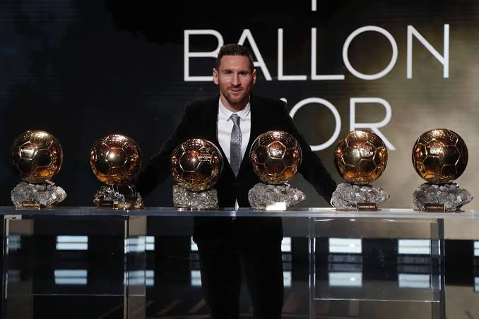Lionel Messi displays his six Ballon d'Or.