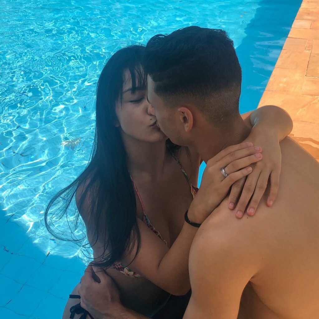 Gabriel Martinelli and Rachel Akemy having a good time at a swimming pool.