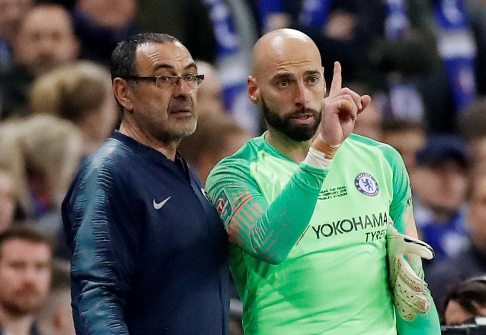 Maurizio Sarri and Willy Caballero during the Carabao Cup.
