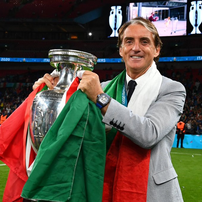 Roberto Mancini lifts Euro 2020 trophy. 