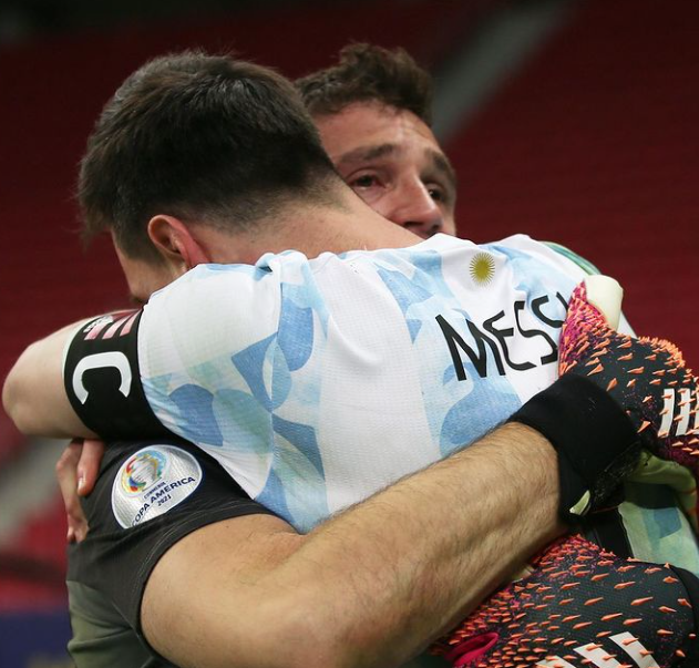 Messi gives Argentina goalkeeper Emiliano Martínez a warm embrace.