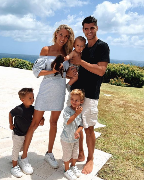 Alvaro Morata, his wife, Alice Campello, and his three children. 