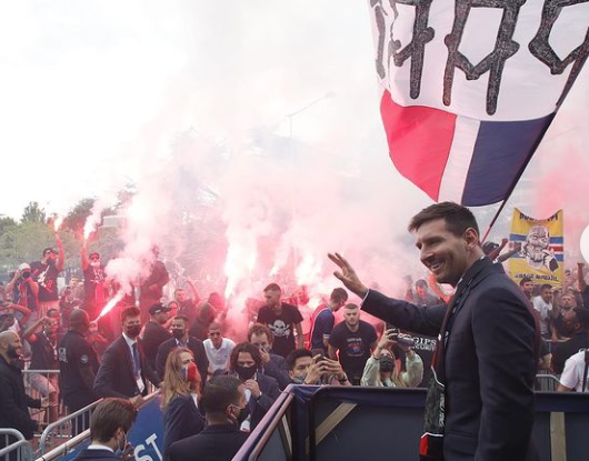 Lionel Messi received a warm welcome by PSG's fans. 