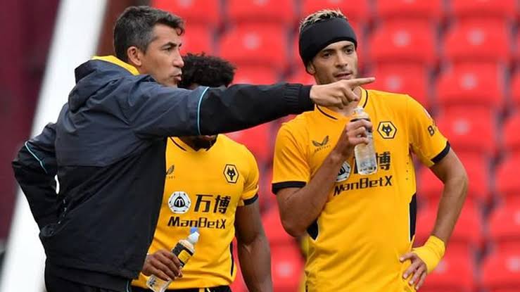 Raul Jimenez taking directives from Wolves' new coach Bruno Lage.