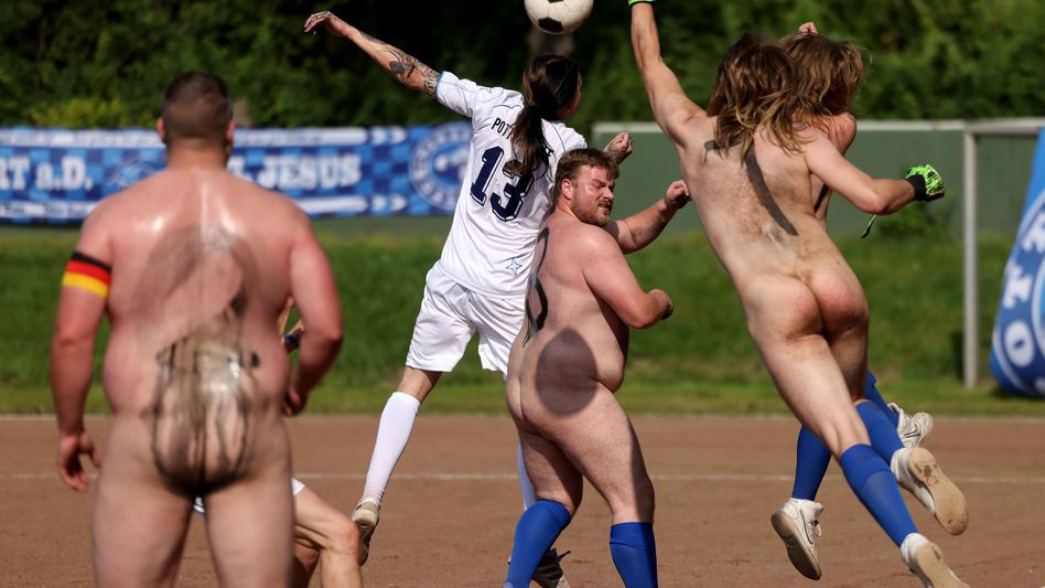 German naked soccer team - 🧡 Американский футбол с голыми женщинами (70 фо...