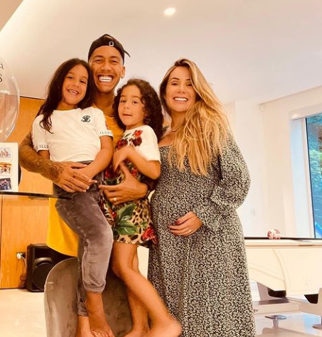 Larissa Pereira, Roberto Firmino, and their two daughters.