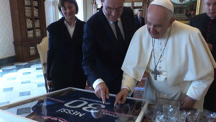 Pope Francis receives Lionel Messi's jersey. 