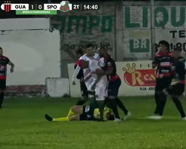 Ribeiro assaulting referee Rodrigo Crivellaro.