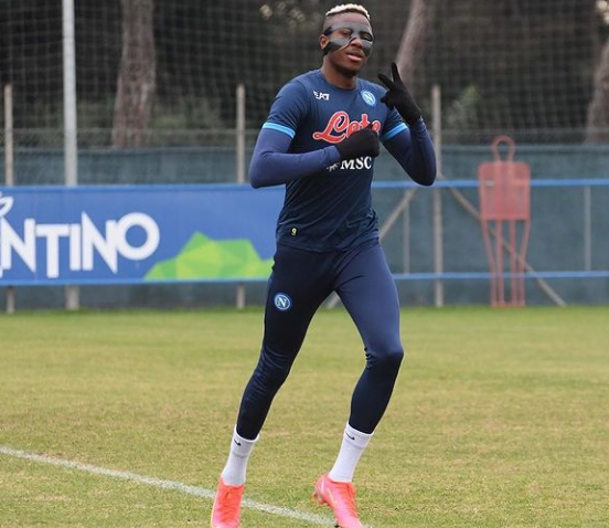 Victor Osimhen training with a newly built mask. 