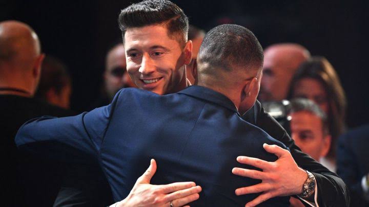 Lewandowski embraced Mbappe during the 2021 Globe Soccer Awards in Dubai.