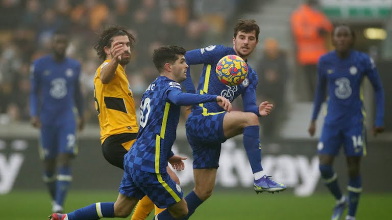 Christian Pulisic and Mason Mount of Chelsea battled for the ball with Ruben Neves.