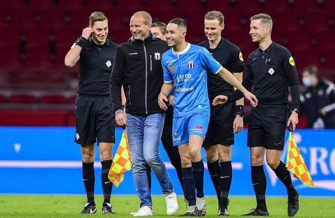 Devin Plank received a heartfelt guard of honour from the Ajax in his first game after being diagnosed with cancer (Video)
