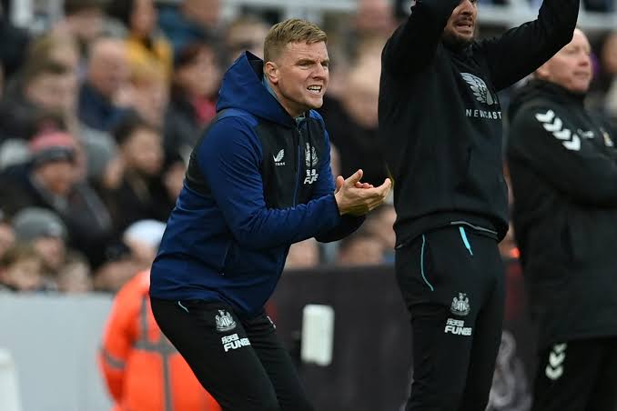 Coach Eddie Howe of Newcastle United trying to motivate his players against Cambridge.