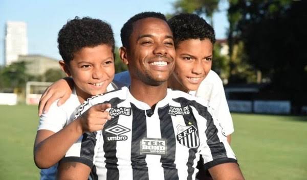 Robinho and his two children.