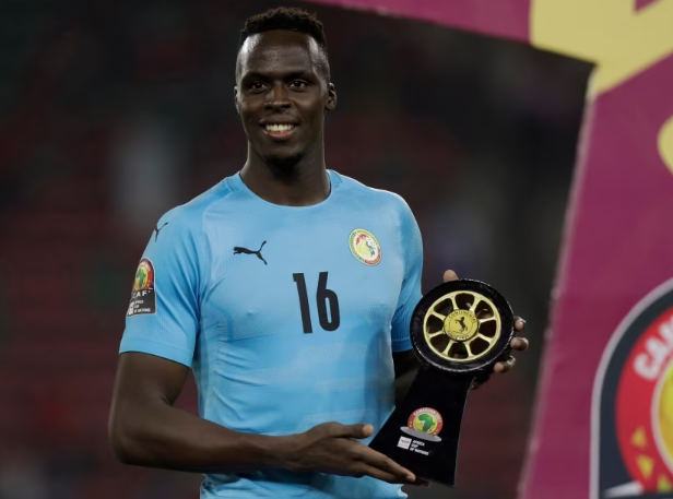 Edouard Mendy receives the best goalkeeper in AFCON 2021. 