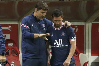 Lionel Messi receiving instructions from coach Pochettino.
