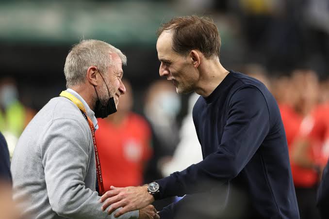 Abramovich and the coach of Chelsea Thomas Tuchel during a football game outside the UK. 