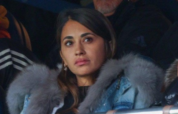 Antonela Roccuzzo trying to hold back her tears while she watched PSG's fans boo Lionel Messi. 