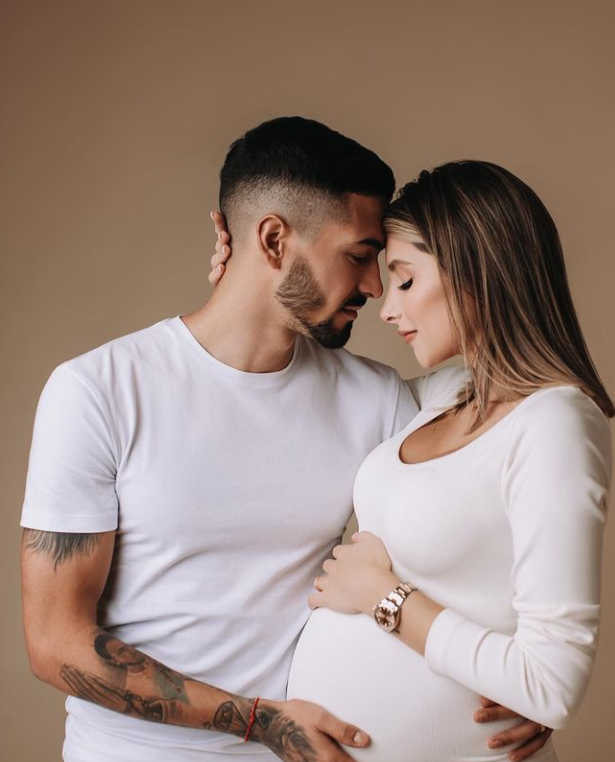 Manuel Lanzini and his girlfriend, Jennifer Reina welcomed their first child together earlier in 2022. 