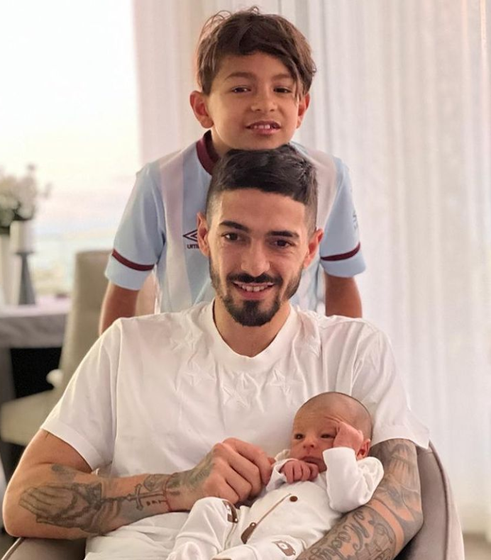 Lanzini chilling with his two children Benjamin and baby Valen.  