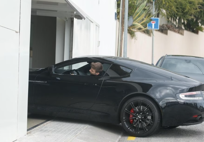 Pique trying to park his Aston Martin DB9.