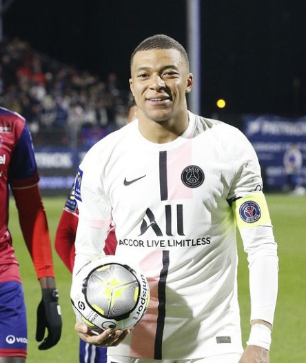 Kylian Mbappe celebrates the French Ligue 1 title win with PSG like he would stay at the club beyond the 2021-2022 season