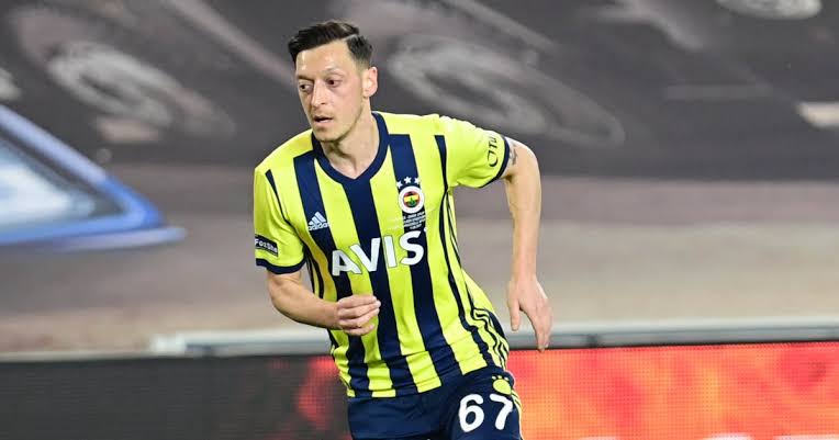 Mesut Ozil uses an Arsenal clip instead of a Fenerbahce clip to call for world peace as his war with the Turkish side continues