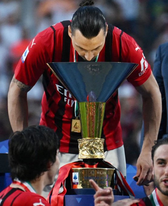 Zlatan Ibrahimovic with the 2021-2022 Serie A title. 