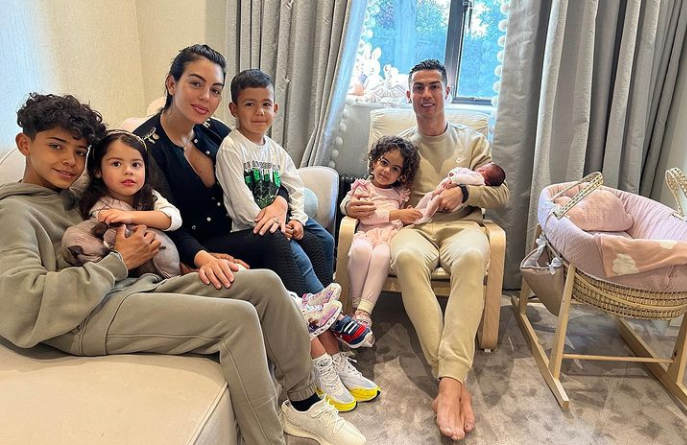 Cristiano Ronaldo, Georgina Rodriguez and their children after the birth of The circumstances surrounding the birth of Bella Esmeralda.